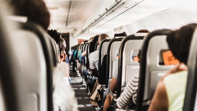 Des passagers dans un avion. [Unsplash - Gerrie van der walt]