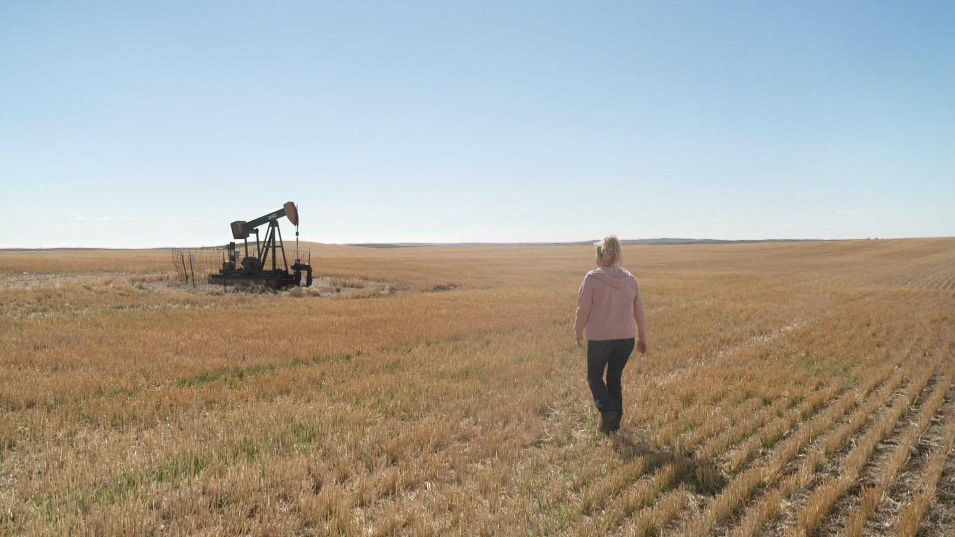 Kathy Gliko doit contourner les puits de pétrole abandonnés pour cultiver son champ. [RTS]