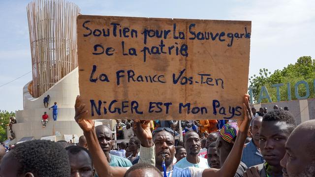 Des manifestants ont notamment défilé dimanche dans les rues de Niamey, au Niger. [Keystone/EPA - Issifou Djibo]