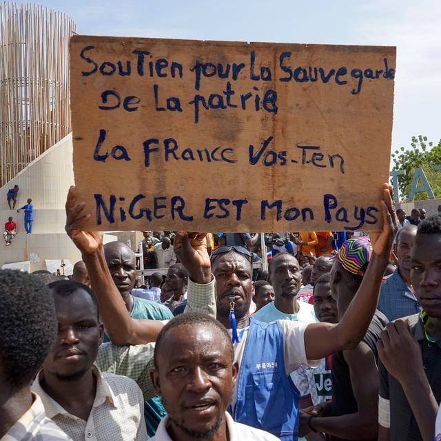 Des manifestants ont notamment défilé dimanche dans les rues de Niamey, au Niger. [Keystone/EPA - Issifou Djibo]