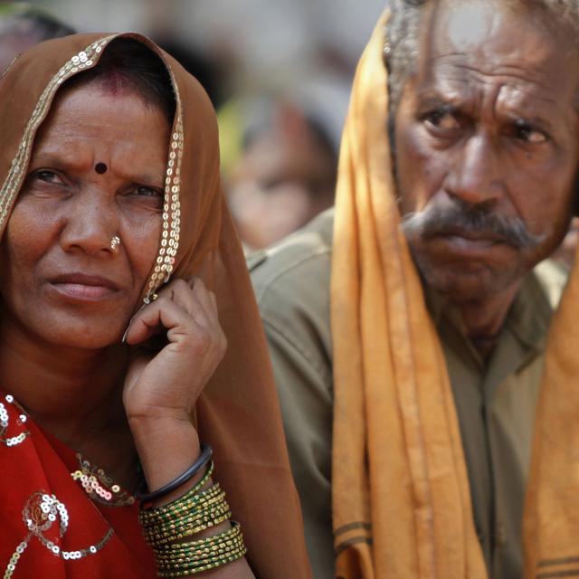 Des membres d'un syndicat agricole manifestant contre la loi garantissant 33% de sièges parlementaires aux femmes en Inde, critiquant qu'elle n'incluait pas suffisamment les femmes des minorités ethniques ou étant issues des castes les plus défavorisées. [Keystone/AP Photo - Mustafa Quraishi]