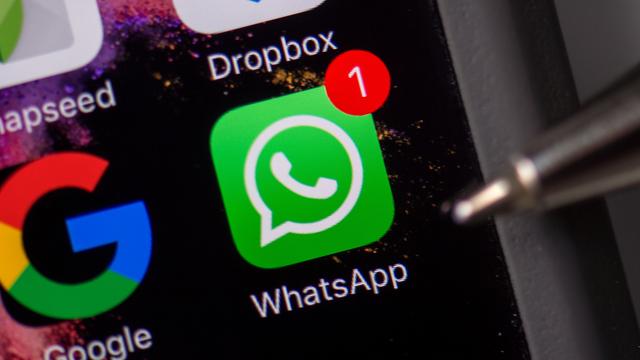 WhatsApp va se doter de "chaînes" qui vont permettre à des organisations de communiquer publiquement avec un grand nombre d'abonnés. [Keystone - Arno Burgi - DPA]