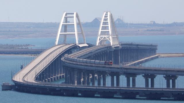 Un train se déplace le long du pont de Crimée, le 17 juillet 2023. [reuters - Alexey Pavlishak]
