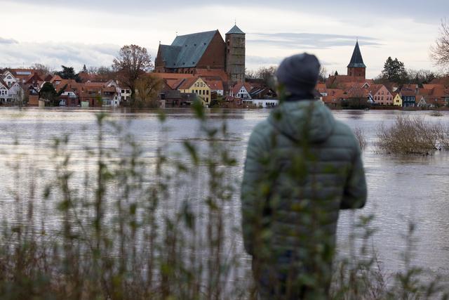 Les eaux de l'Aller sont largement sorties de leur lit dans la ville allemande de Verden. [EPA/STR]