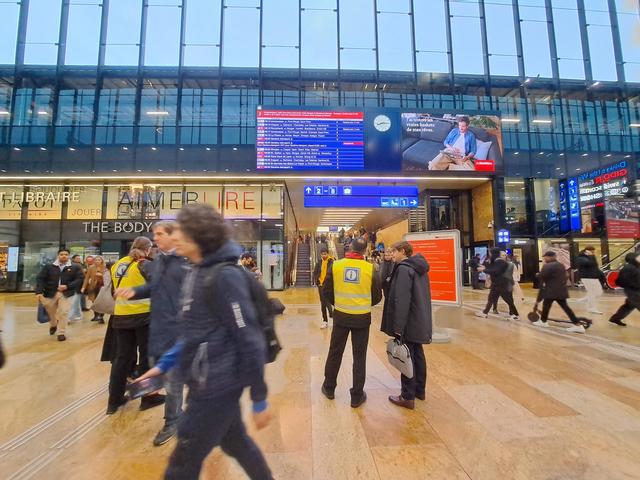 Des voyageurs demandent à du personnel CFF des indications en gare de Genève. [RTS - Doreen Enssle]