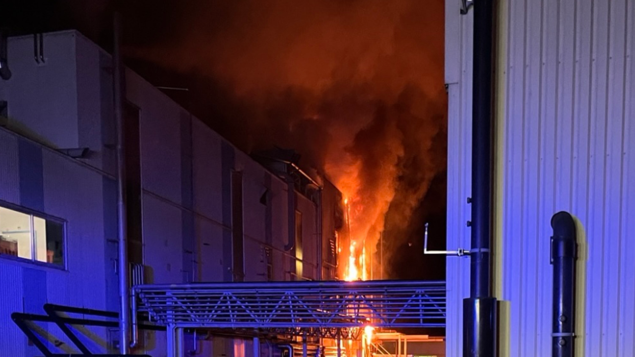 Un incendie s'est déclaré dans une usine chimique à Vionnaz, le 21 novembre 2023. [POLICE CANTONALE VALAISANNE]