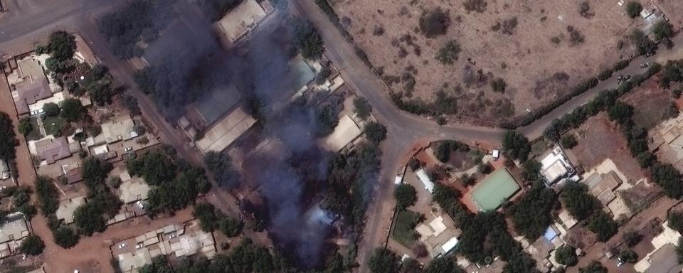 Une image satellite montrant une maison détruite lors d'un raid près de l'aéroport de Khartoum. [Keystone - Maxar Technologies via AP]