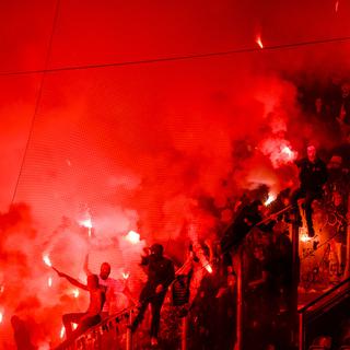 Les supporters valaisans s'en sont pris aux forces de l'ordre genevoises après le match de Super League entre Servette et Sion. [Keystone - Jean-Christophe Bott]