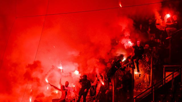 Les supporters valaisans s'en sont pris aux forces de l'ordre genevoises après le match de Super League entre Servette et Sion. [Keystone - Jean-Christophe Bott]