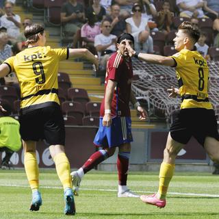 Face à Servette et Crivelli (au centre), Lakomy (à droite) vient d'ouvrir le score pour Young Boys. [Salvatore Di Nolfi]