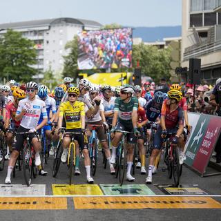 Des cyclistes attendent au début de la 14e étape du Tour de France, qui consiste en une course de 152km entre Annemasse et Morzine Les Portes du Soleil. [Keystone/AP Photo - Thibault Camus]