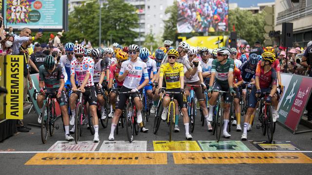Des cyclistes attendent au début de la 14e étape du Tour de France, qui consiste en une course de 152km entre Annemasse et Morzine Les Portes du Soleil. [Keystone/AP Photo - Thibault Camus]
