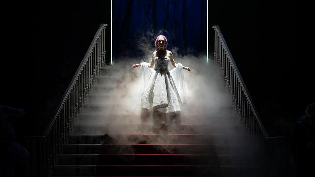 Nuada Le Drève dans le rôle de Cendrillon dans l'opéra éponyme de Pauline Viardot, à Lausanne, en novembre 2023. [Opéra de Lausanne - Cyril Zingaro]