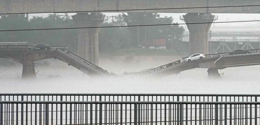 Un pont de la banlieue de Pékin s'est effondré le 1er août 2023 à la suite des pluies torrentielles. [AFP - Ichiro Ohara / The Yomiuri Shimbun]