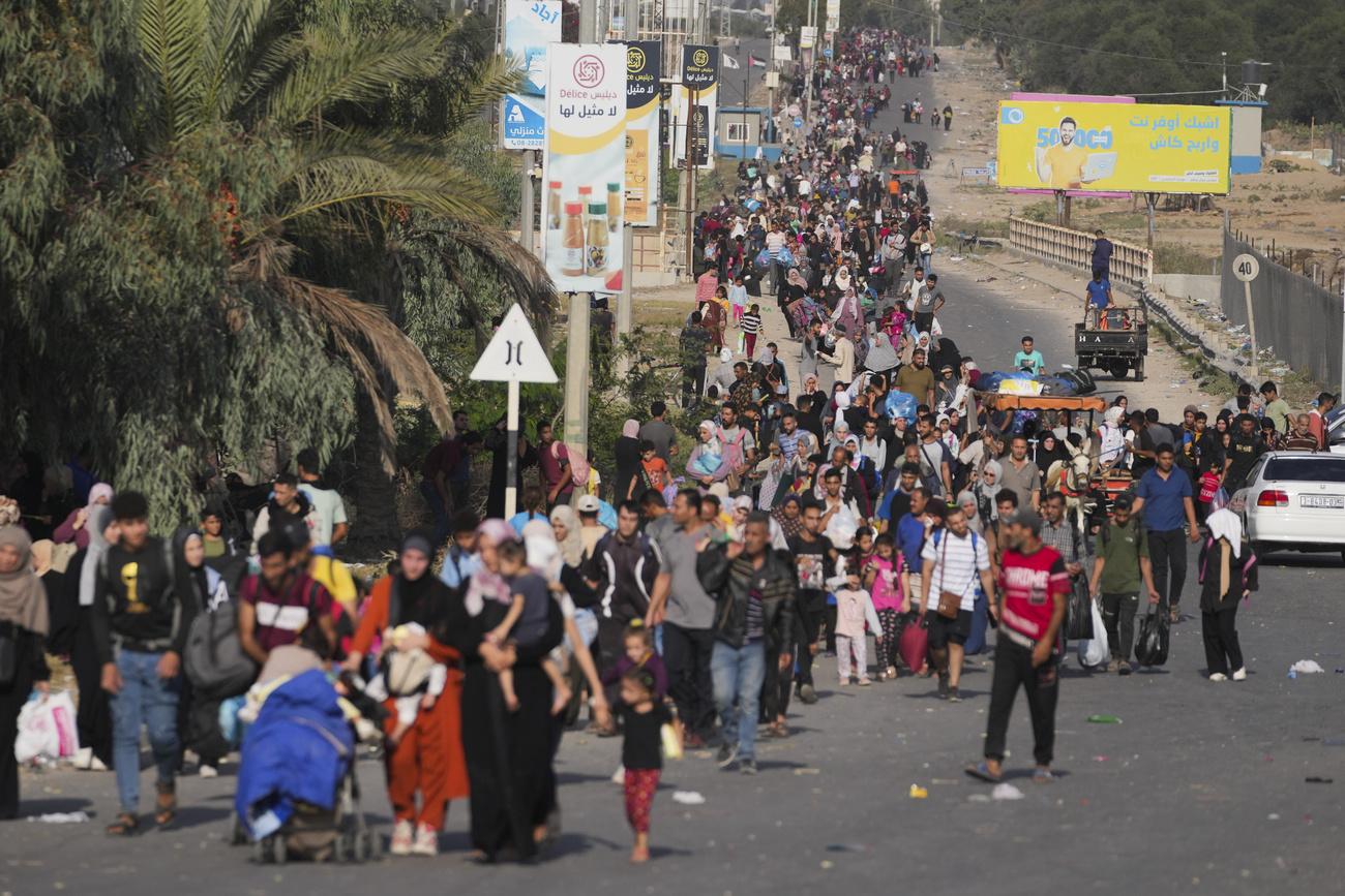 Le nombre de Palestiniens qui fuient la bande de Gaza a encore augmenté mercredi. [AP Photo / Keystone - Hatem Moussa]