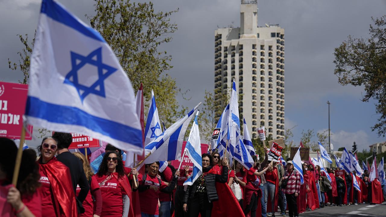 Des Israéliens protestent contre le plan de refonte judiciaire du Premier ministre Benjamin Netanyahu devant le parlement à Jérusalem. [keystone - Ariel Schalit]