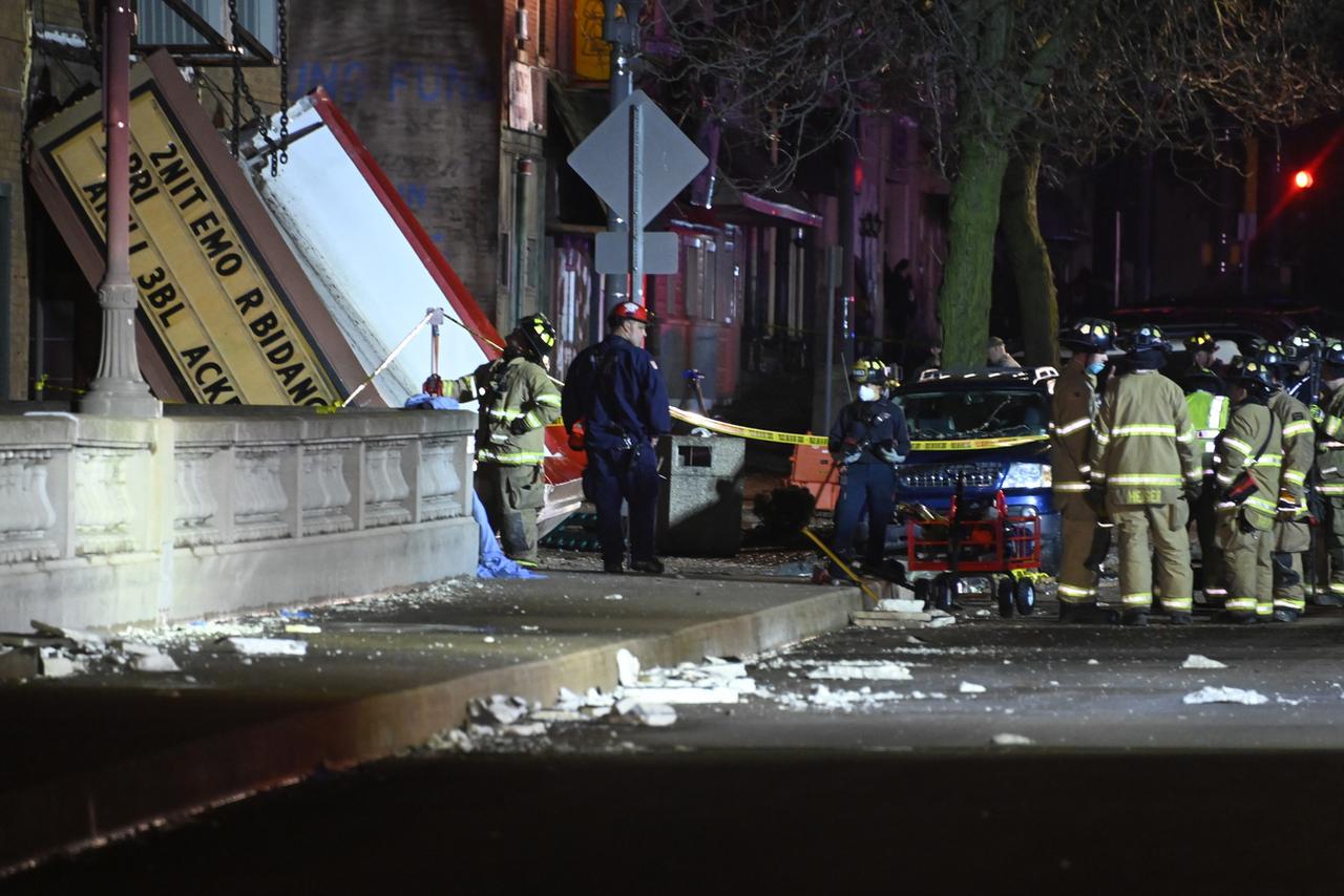 Les secours sont sur les lieux de l'Apollo Theatre après qu'un violent orage ait causé l'effondrement d'une partie du toit et de la façade de l'établissement, vendredi 31 mars 2023, à Belvidere, dans l'Illinois. [KEYSTONE - Matt Marton / AP Photo]