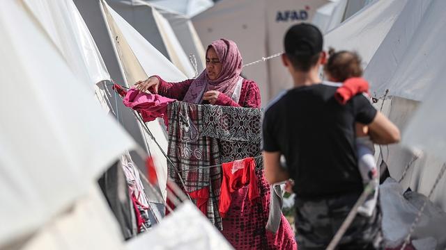 Une réfugiée dans un camp de fortune créé après les violents séismes qui ont frappé la Turquie et la Syrie, le 24 février 2023. [Keystone/EPA - Erdem Sahin]