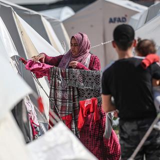 Une réfugiée dans un camp de fortune créé après les violents séismes qui ont frappé la Turquie et la Syrie, le 24 février 2023. [Keystone/EPA - Erdem Sahin]