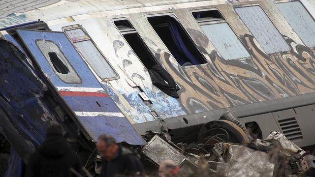 Des débris du train gisent sur les rails après le gravissime accident qui est survenu en Grèce. [AP Photo/Keystone - Giannis Papanikos]