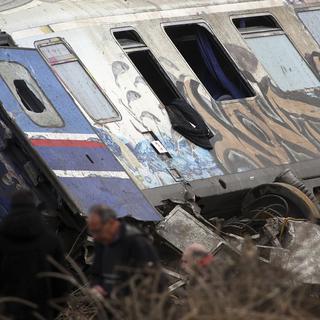 Des débris du train gisent sur les rails après le gravissime accident qui est survenu en Grèce. [AP Photo/Keystone - Giannis Papanikos]
