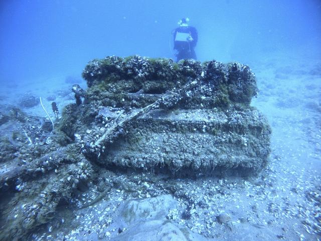 Des moules quagga recouvrent le moteur d'un avion militaire Bell P-39 Airacobra dans le lac Huron. Les archéologues se démènent pour localiser les épaves des Grands Lacs avant que les moules quagga ne les détruisent. Michigan, le 17 août 2021. [Keystone - Wayne Lusardi via AP]