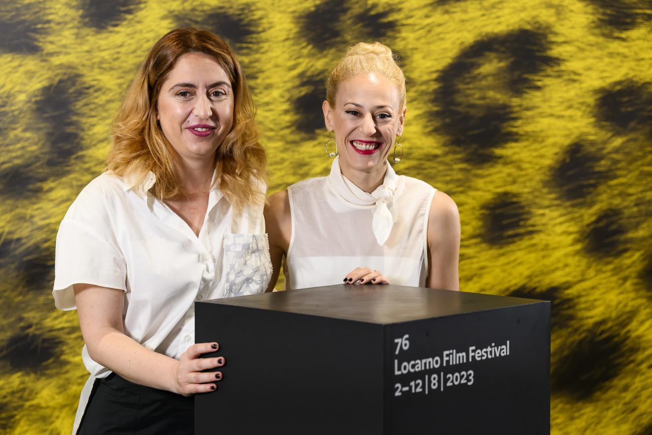 La réalisatrice Sofia Exarchou et l'actrice Dimitra Vlagopoulou présentent le film "Animal" le 3 août 2023 lors du Festival de Locarno. [Keystone - Jean-Christophe Bott]