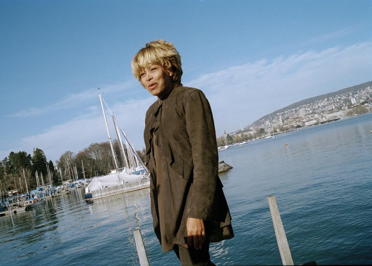 Tina Turner prend la pause au bord du lac de Zurich, en février 1995. [Keystone]