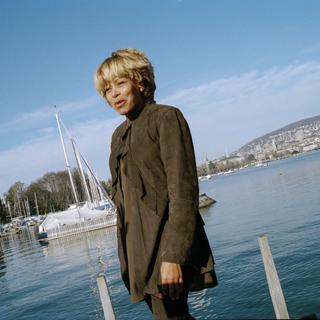 Tina Turner prend la pause au bord du lac de Zurich, en février 1995. [Keystone]