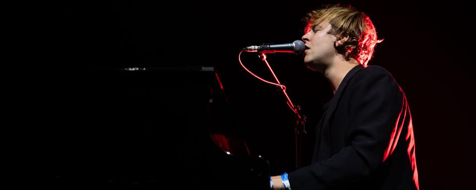 Le chanteur et pianiste Tom Odell sur la scène de l'Auditorium Stravinski durant le Montreux Jazz Festival 2023. [FFJM 2023 - Lionel Flusin]