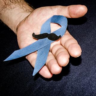 Ruban bleu, bleu novembre cancer de la prostate. [Depositphotos - ©Negmardesign]