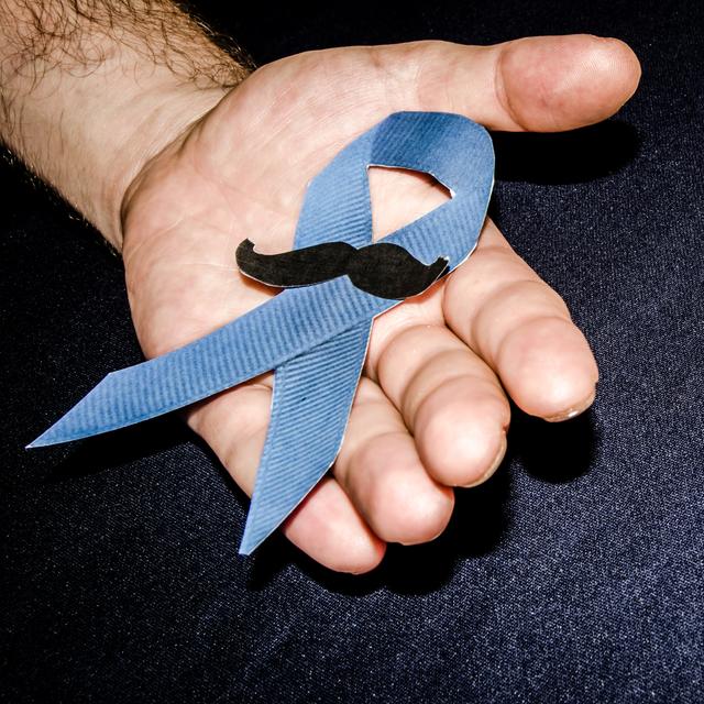 Ruban bleu, bleu novembre cancer de la prostate. [Depositphotos - ©Negmardesign]