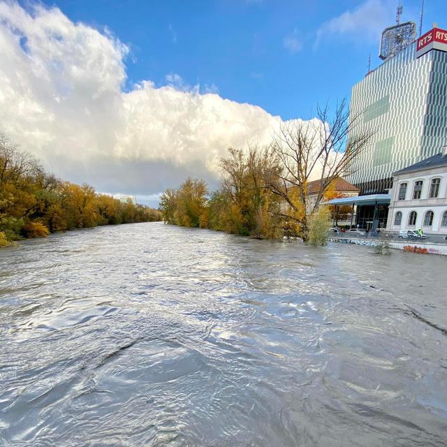 L'Arve en crue au niveau du pont Hans-Wildorf à Genève, le 15 novembre 2023. [RTS - Mohamed Musadak]