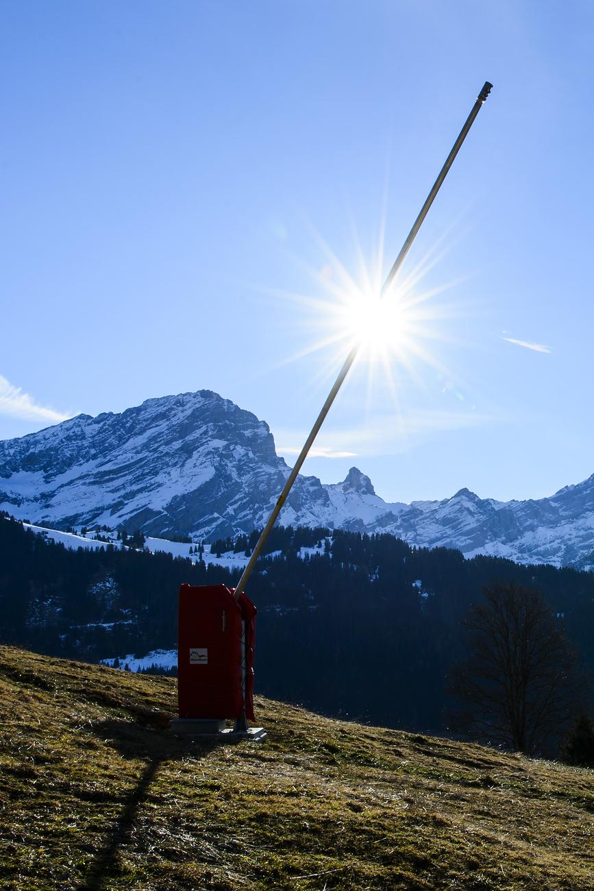 Un canon à neige de la piste de ski de la Barboleuse à Villars-Gryon en décembre 2015. [Keystone - Jean-Christophe Bott]
