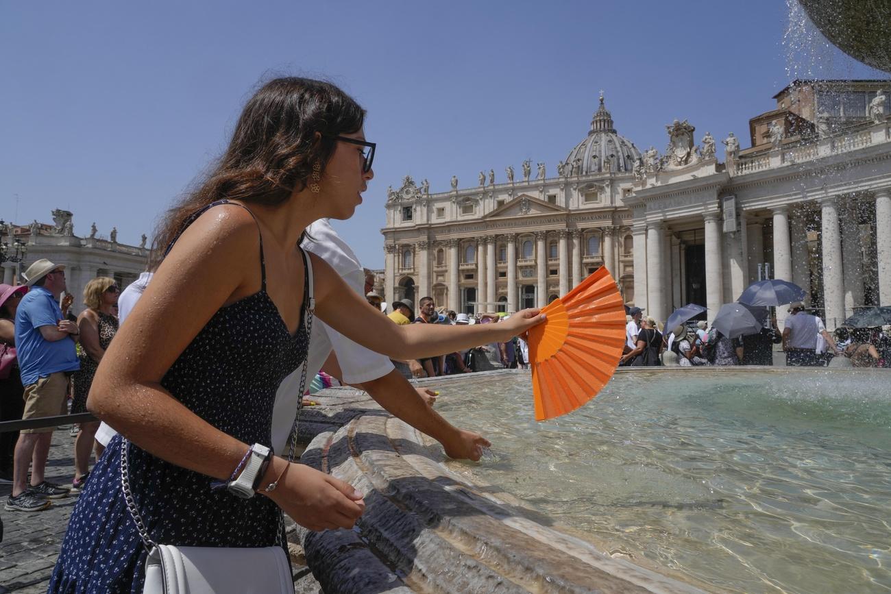 Au Vatican, des foules de pèlerins bravent la canicule. [Keystone - Gregorio Borgia]