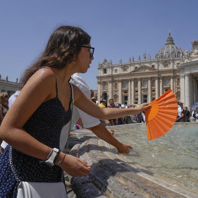 Au Vatican, des foules de pèlerins bravent la canicule. [Keystone - Gregorio Borgia]