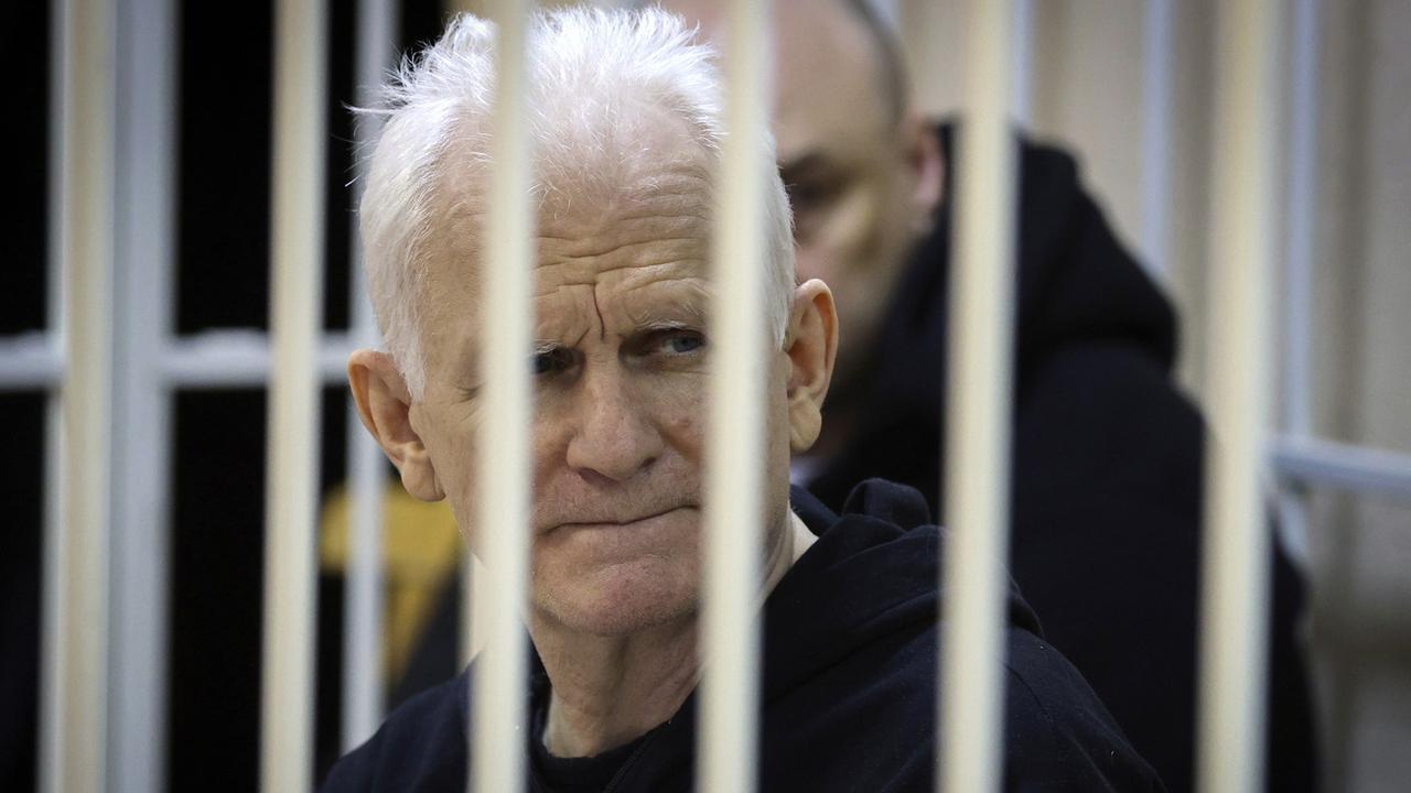 Le Nobel de la paix biélorusse Ales Bialiatski condamné à 10 ans de prison. [Keystone/AP - Vitaly Pivovarchyk]