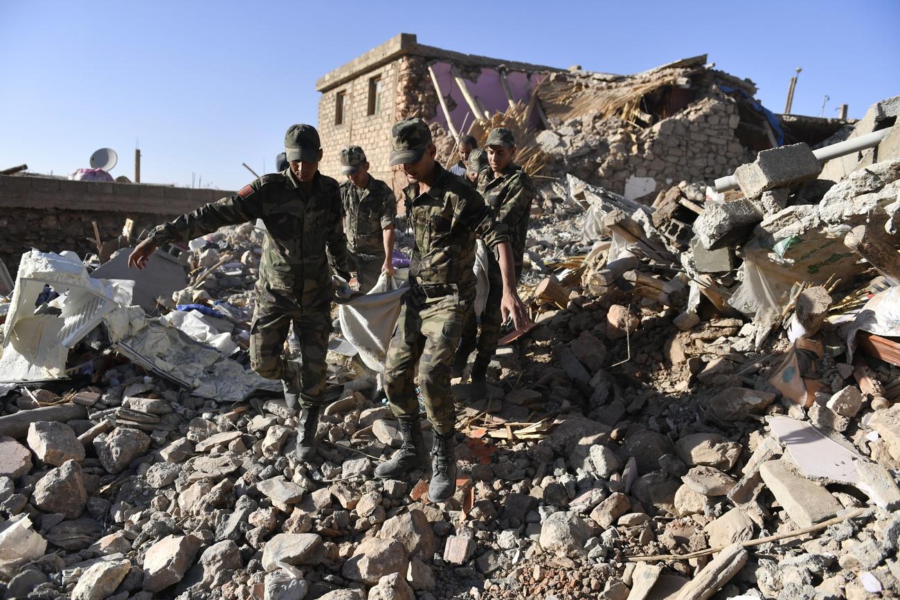 L'armée récupère les corps des victimes du tremblement de terre, à Tafeghaghte, au Maroc, le 9 septembre 2023, après le séime qui a frappé le centre du pays. [Keystone - EPA/JALAL MORCHIDI]