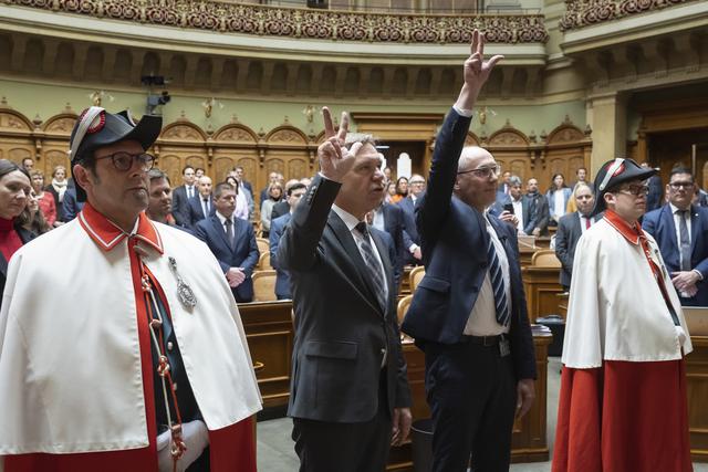 Andreas Meier et Manfred Bühler prêtent serment du National. [Keystone - Peter Klaunzer]