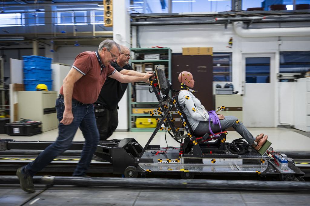 Sanglée à un fauteuil, le mannequin est lancé à 16 km/h sur un rail métallique dans un entrepôt de Linköping, au sud de Stockholm, avant que sa course ne s'arrête avec fracas. [AFP - JONATHAN NACKSTRAND]