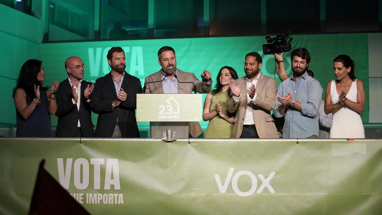 Le parti d'extrême droite Vox est mené par Santiago Abascal, au centre de l'image. [Keystone - AP Photo/Andrea Comas]
