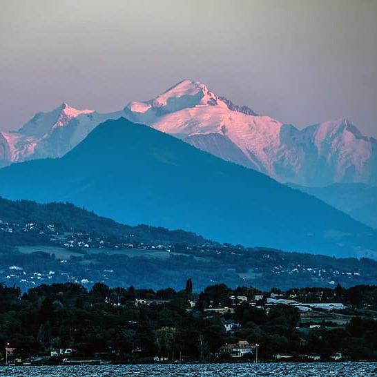 Le massif du Mont-Blanc vu depuis Versoix (GE) sur la rive droite du Léman.