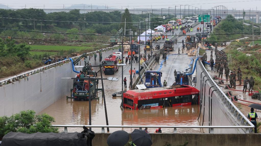 Un bus pris au piège lors d'inondations en Corée du Sud. [AFP - STR/Yonhap]