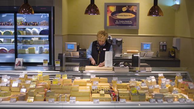 Pour la première fois cette année, davantage de fromage va être importé que la Suisse n'en exporte, déplore le président de la faîtière des producteurs de lait Boris Beuret. [Keystone - Martin Ruetschi]