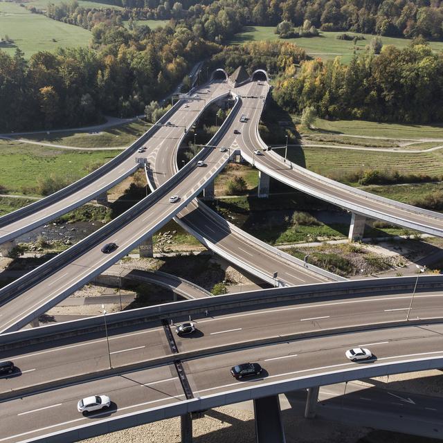 Le Conseil fédéral veut investir 13 milliards dans les infrastructures routières d'ici 2030. [Keystone - Christian Beutler]