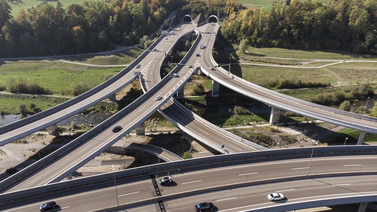Le Conseil fédéral veut investir 13 milliards dans les infrastructures routières d'ici 2030. [Keystone - Christian Beutler]