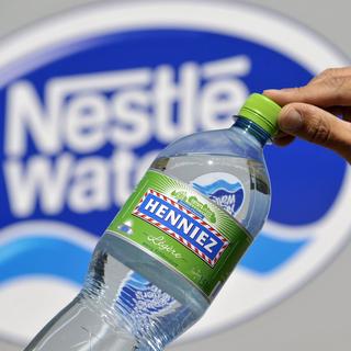 Une manifestation dénonce la privatisation de l'eau à Vevey, proche du siège de Nestlé. [Keystone - Laurent Gillieron]