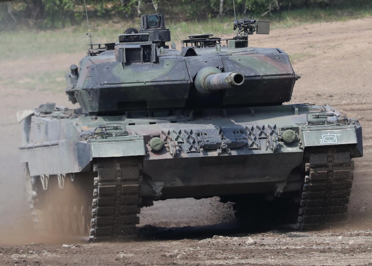 Un char Leopard 2 de l'armée allemande lors d'un exercice de la force opérationnelle terrestre de l'Otan, à Muenster, dans le nord de l'Allemagne, le 20 mai 2019 (image d'illustration). [KEYSTONE - Focke Strangmann / EPA]
