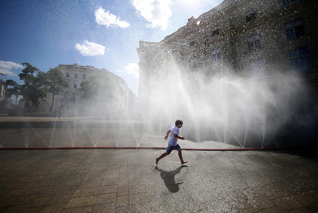 Dans les rues de Vienne, 175 brumisateurs et plus de 1300 fontaines d’eau potable sont à la disposition des habitants pour se rafraîchir. [Reuters - Lisi Niesner]