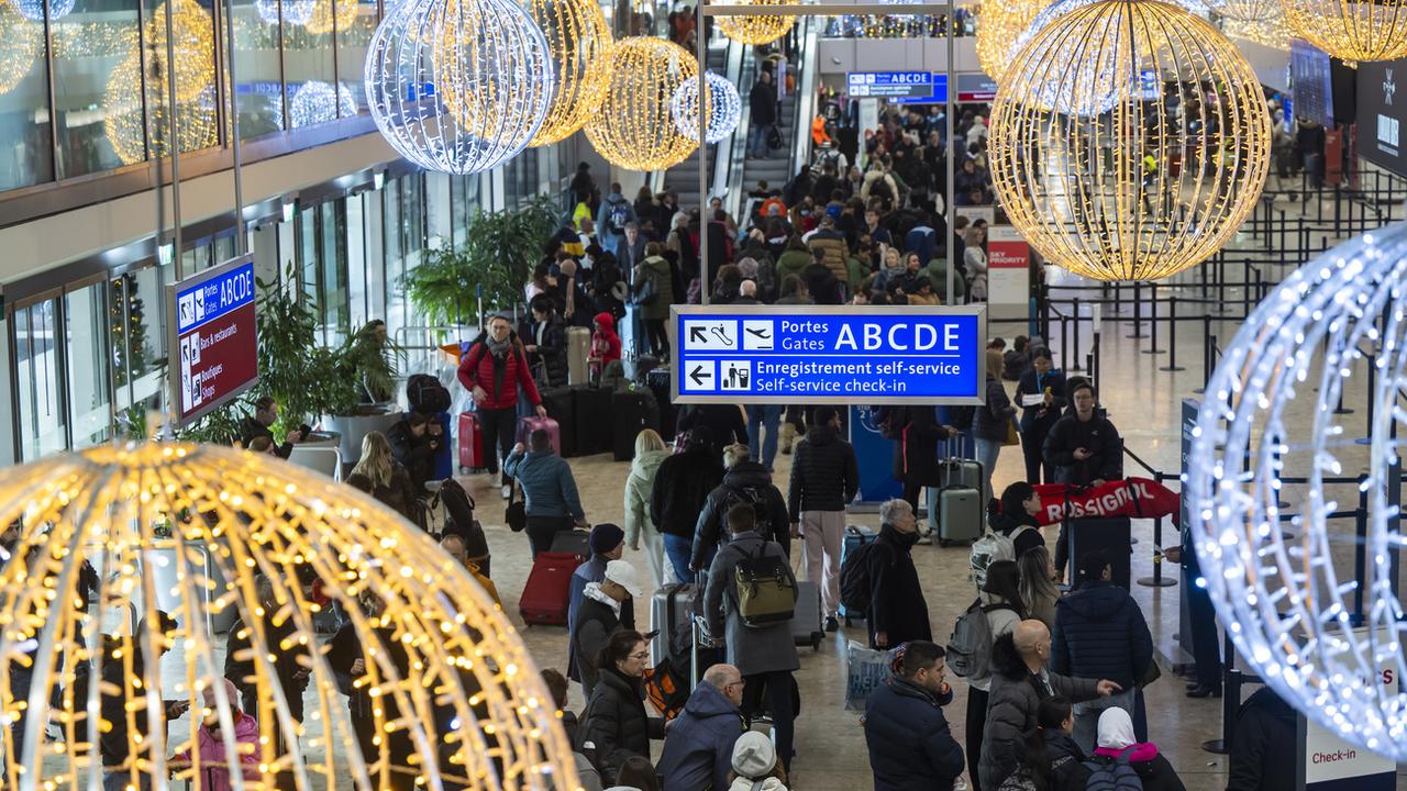 Des passagers à l'aéroport de Genève pendant les fêtes de fin d'année. [Keystone - Martial Trezzini]